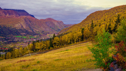 Widok na szczyty górskie w Hemsedal z ośrodka narciarskiego w norweskim regionie Buskerud późnym latem, wczesną jesienią © Dreamnordno