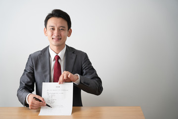 契約書にサインを促すビジネスマン