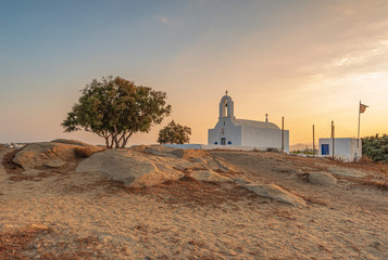 Il sole sorge dietro la piccola cappella di Agios Nikolaos nel villaggio di Agia Anna, isola di Naxos GR	