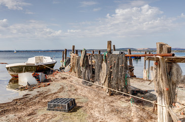 Cabane et filets de pêcheurs au bord de l'étang de Thau à la Pointe du Barrou à Sète -...