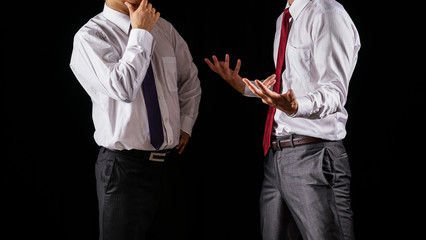 議論をする二人のビジネスマン