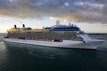 70 951 Kreuzfahrtschiff Fototapeten Leinwandbilder Und Aufkleber Wallsheaven