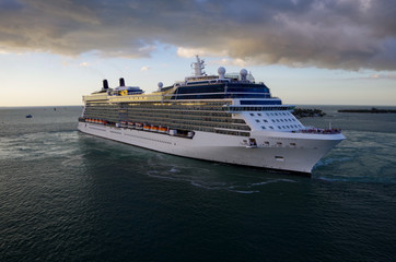 Celebrity Cruises Luxus Kreuzfahrtschiff Celebrity Equinox während Karibik Kreuzfahrt im Abendrot...