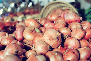 bulb onion on market counter