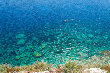 Fototapeta na wymiar coastline blue water below cliff