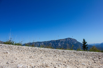 Bergstraße Schotter mit Rax im Hintergrund niemand