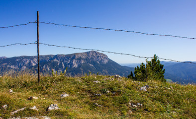Stacheldrahtzaun mit Blick auf die Rax Berg Alm Schneealpe
