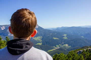 Mann Kind von hinten mit Blick in Almlandschaft Berg