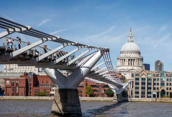 Millenium Bridge und St Paul's Cathedral, London