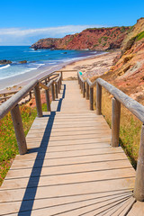 Holzsteg zur Praia do Amado, malerischer Strand an der West Algarve, Portugal