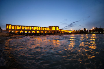 Nachtansicht der Khaju-Brücke in Isfahan, Iran
