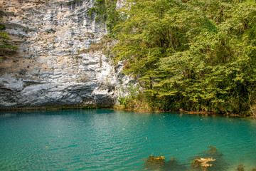 Fototapeta na wymiar The blue lake in the mountains of Abkhazia has the healing power of rejuvenation