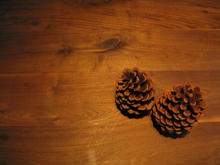一枚板と松ぼっくり