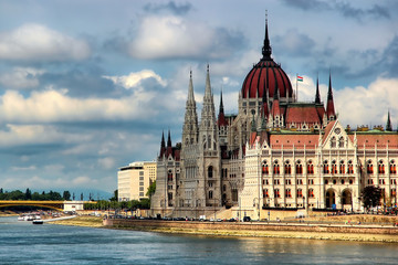 Obraz premium Budapest, Hungary - Danube River and the Parliament Buiding in the Historic Old Town of Budapest (UNESCO World Heritage)