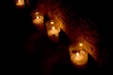 Velas encendidas en la calle por la noche.