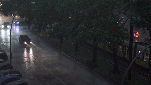 Stra&szlig;e mit Autos bei Regen und Gewitter