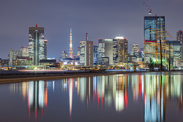 水面に映る東京の夜景