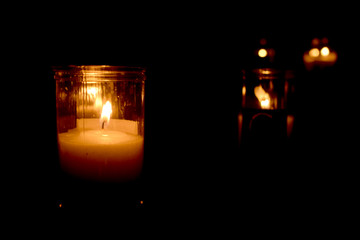 Velas encendidas en la calle por la noche.