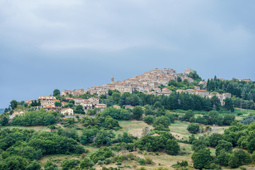Fototapeta na wymiar Stadtansicht von Montelaterone in der Toskana