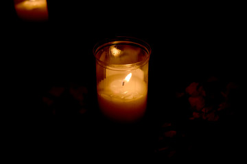 Velas encendidas en la calle por la noche.