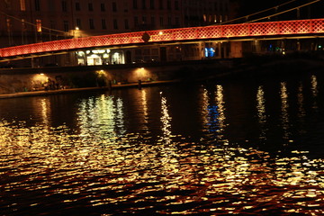 Reflet de la ville de Lyon dans le Rhône