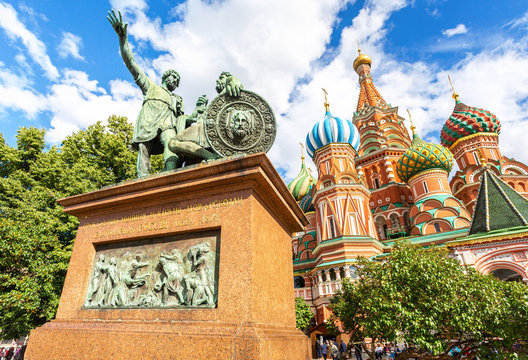 Monument to Minin and Pozharsky next the Cathedral of Vasily Blessed