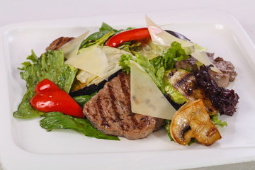 Salad with grilled beef and vegetables