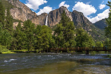 Yosemite Valley mit Blick auf den Upper Yosemite Fall am Ufer des Merced River