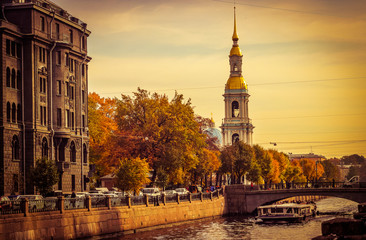 Obraz premium autumn city, walk in the city, walk along the waterfront, canal in the city, Church and autumn Park, river boat trip