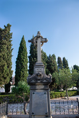 Fototapeta premium Alter Grabstein mit Kreuz und Einfriedung in Spanien 