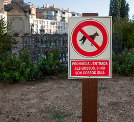 Verbotsschild für Tiere auf einem Spanischen Friedhof 