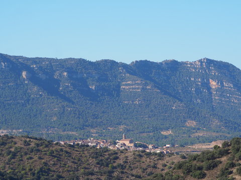 el pueblo de Ull de Molins a los pies de la Sierra  del Montsant, Tarragona