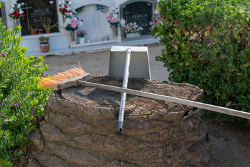 Schaufel und Besen aus einem Spanischen Friedhof