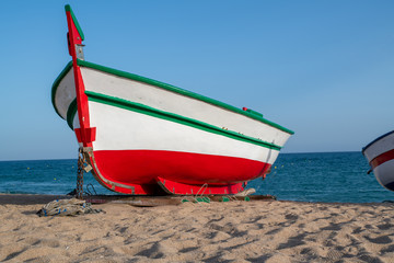 Schönes Fischerboot am Sandstrand