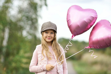 Portrait kleines Mädchen mit Ballons