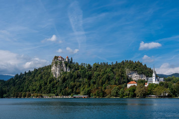 Fototapeta na wymiar Bleder See mit Burg und Kirche von Bled