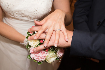 Obraz na płótnie Canvas Wedding rings and hands bride groom