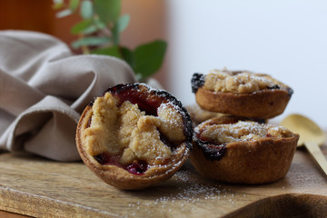Zwetschgenkuchen auf einem Holzbrett