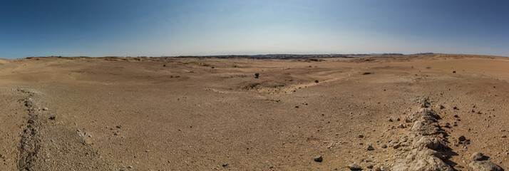 Panoramaaufnahme der kargen und weiten Wüstenlandschaft am Welwitschia Drive mit Bergen und...