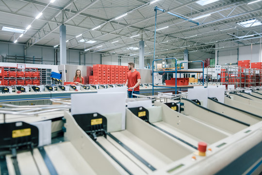 Sorting line in a mail distribution center in action