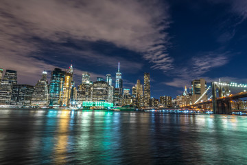 Fototapeta premium Skyline of Manhattan and Brooklyn bridge, night view
