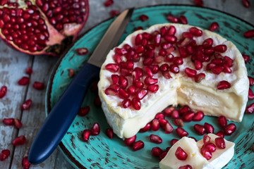 Granatapfelkerne auf französischen camembert, eine delikatesse