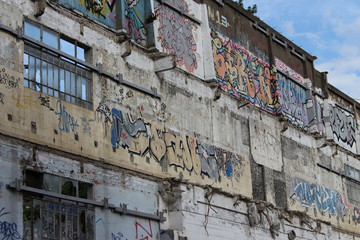 Mur taggé de près de l'ancienne entrée des usines renault à Boulogne-billancourt