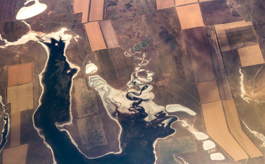 Luftaufnahmen von Feldern, Seen und Flüssen in Russland