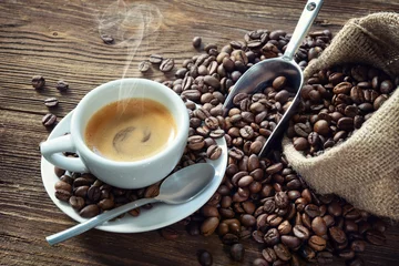 Gartenposter Cafe Tasse Espresso mit Kaffeebohnen