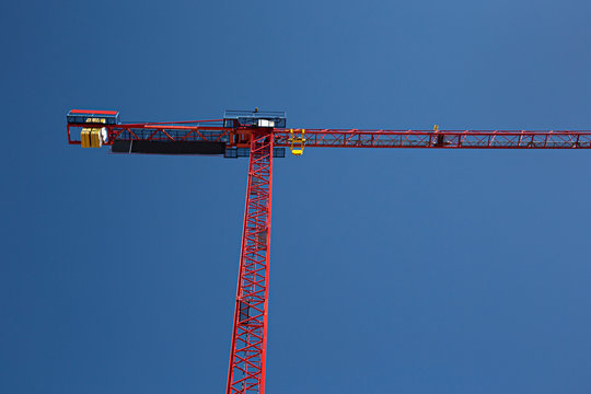 Gr&uacute;a sobre cielo azul.