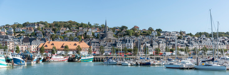 Obraz premium Panoramafoto vom Hafen in Trouville, Normandie, Frankreich