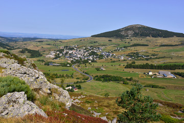 Les Estables (43150) vu depuis le rocher de Blôt, département de la Haute-Loire en région...