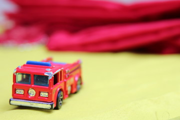 Simpático carrito de bomberos rojo con fondo amarillo