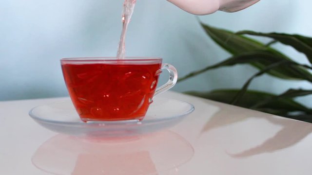 preparing a cup of rea